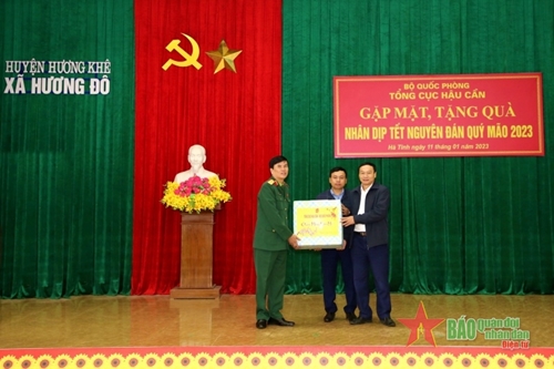 Đoàn công tác Tổng cục Hậu cần chúc Tết chính quyền, nhân dân tại Hà Tĩnh